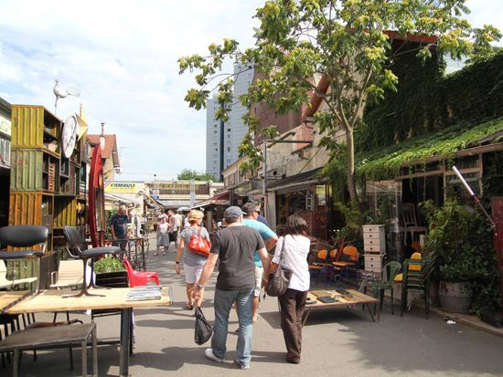 France_Paris_Clignancourt_pixta_11595368_M