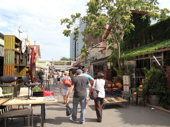 パリ最大級 クリニャンクール蚤の市 散策ツアー＜日本語アシスタント／午前／土曜＞by Mybus