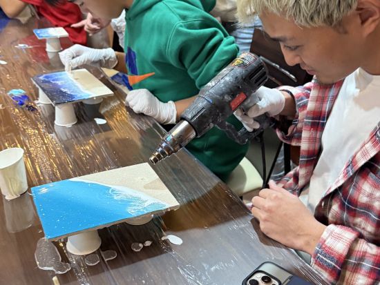 レジンアート体験 宮古島の美しい「海」を描く -コースター・ウミガメ・時計・シーサーの6種類から選択可能-＜約50分～2時間／宮古島＞