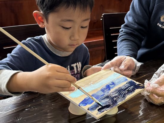 レジンアート体験 宮古島の美しい「海」を描く -コースター・ウミガメ・時計・シーサーの6種類から選択可能-＜約50分～2時間／宮古島＞