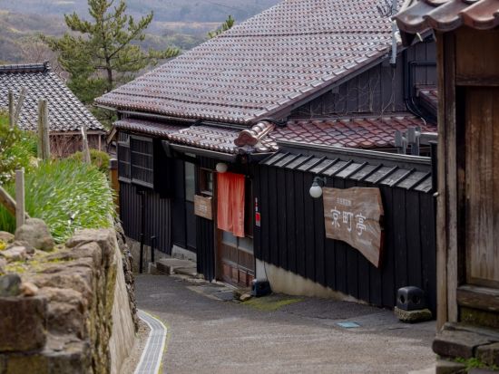 貸切タクシーツアー 佐渡金山で栄えた「京町通り」古民家レストランで「文弥人形芝居」鑑賞＆佐渡フレンチ・北沢浮遊選鉱場ライトアップ見学プラン＜夕食付／佐渡市＞