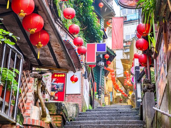 Taiwan_Jiufen_shutterstock_696614296
