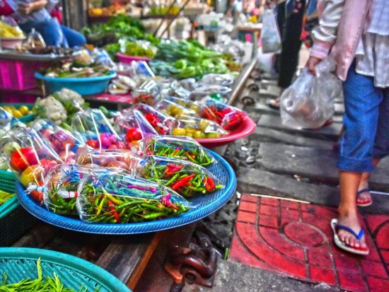 【貸切】メークロン線路市場半日観光ツアー　列車が通る瞬間を間近で体験！列車乗車体験付き＜午前／日本語ガイド＞