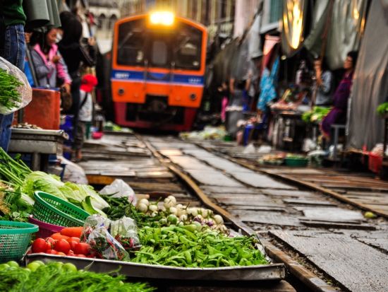 【貸切】メークロン線路市場半日観光ツアー　列車が通る瞬間を間近で体験！列車乗車体験付き＜午前／日本語ガイド＞