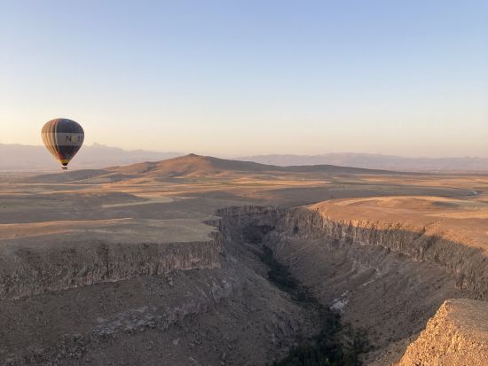 世界遺産カッパドキアで乗る熱気球！ ソアンル渓谷での感動フライト＜カッパドキア発／1～18名／送迎付＞