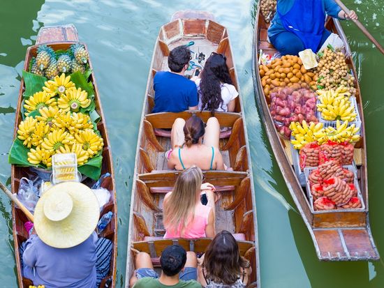 Thailand_Bangkok_Damnoen Saduak Floating Market_shutterstock_618889310