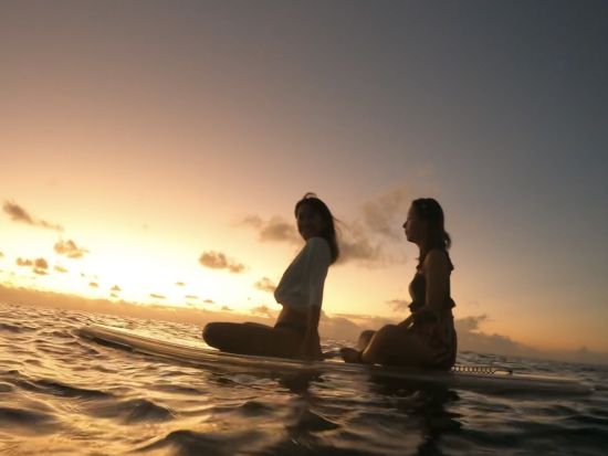 サンセットSUP ボートの上に立って気軽に水上散歩 太陽と海が交わる幻想的な絶景を満喫＜1時間半／写真データ付／宮古島＞