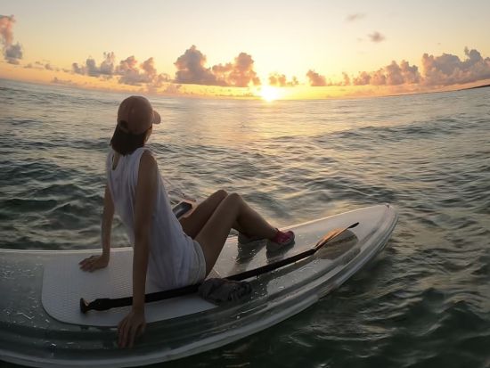 サンセットSUP ボートの上に立って気軽に水上散歩 太陽と海が交わる幻想的な絶景を満喫＜1時間半／写真データ付／宮古島＞