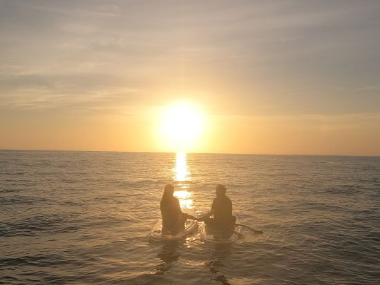 サンセットSUP ボートの上に立って気軽に水上散歩 太陽と海が交わる幻想的な絶景を満喫＜1時間半／写真データ付／宮古島＞