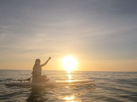 サンセットSUP ボートの上に立って気軽に水上散歩 太陽と海が交わる幻想的な絶景を満喫＜1時間半／写真データ付／宮古島＞