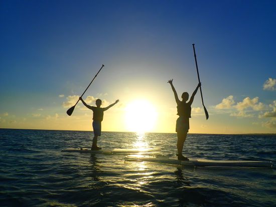 サンセットSUP ボートの上に立って気軽に水上散歩 太陽と海が交わる幻想的な絶景を満喫＜1時間半／写真データ付／宮古島＞