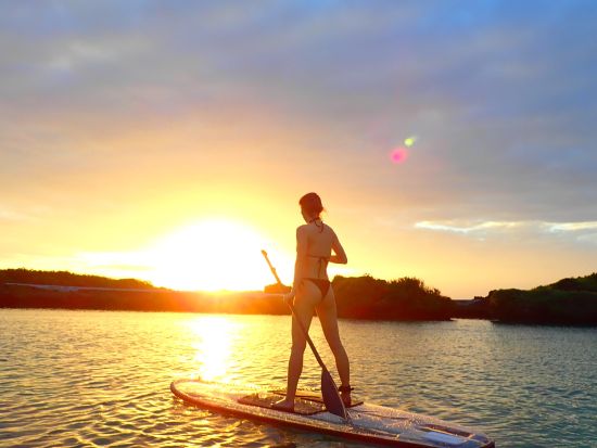 サンライズSUP 静かな時間に日の出を見ながらSUP体験 早起きして宮古島で特別な時間を過ごそう＜1時間半／写真データ付／宮古島＞