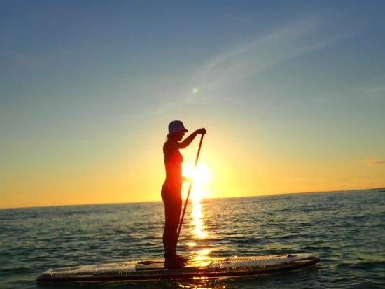 サンライズSUP 静かな時間に日の出を見ながらSUP体験 早起きして宮古島で特別な時間を過ごそう＜1時間半／写真データ付／宮古島＞