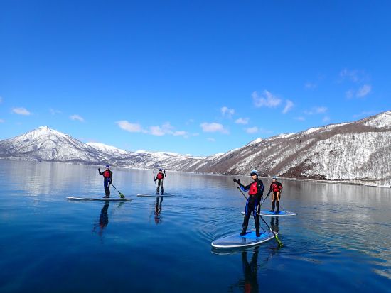 支笏湖クリアSUP　支笏湖ブルーを透明のボードでお手軽体験！＜手ぶら参加OK／写真データ付／2～2.5時間＞byオーシャンデイズ