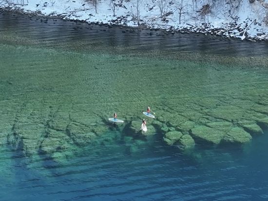 支笏湖クリアSUP　支笏湖ブルーを透明のボードでお手軽体験！＜手ぶら参加OK／写真データ付／2～2.5時間＞byオーシャンデイズ