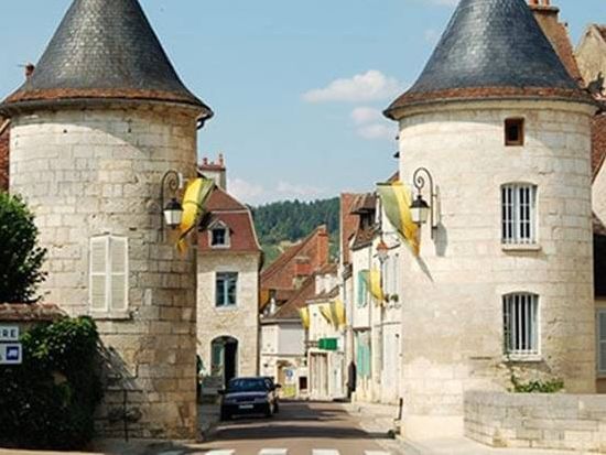 【1名から催行！】ブルゴーニュ シャブリワインの魅力を堪能する日帰りツアー　試飲付き！＜凱旋門エリア発／英語ガイド＞