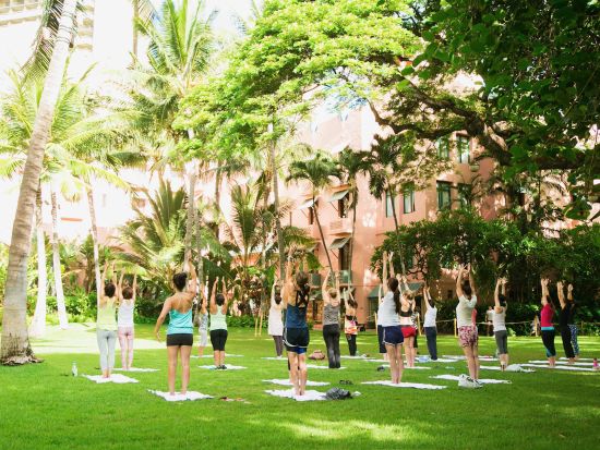 屋外ヨガレッスン　緑あふれるホテルの中庭でモーニングヨガ！お得なサブスクプランあり＜英語インストラクター／ロイヤルハワイアンホテル＞by カパリリハワイ