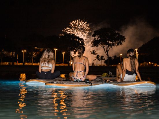 SUPヨガ　水中ライト付きSUPボードを使用し、幻想的な夜の海でナイトヨガ　金曜日は花火鑑賞も！＜英語又は日本語インストラクター＞by Yoga Floats