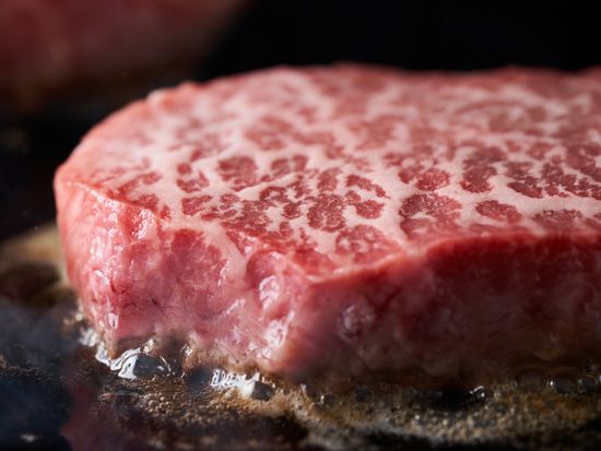 Generic_Wagyu_和牛ステーキ（牛もも肉厚切り）_pixta_75071961_M