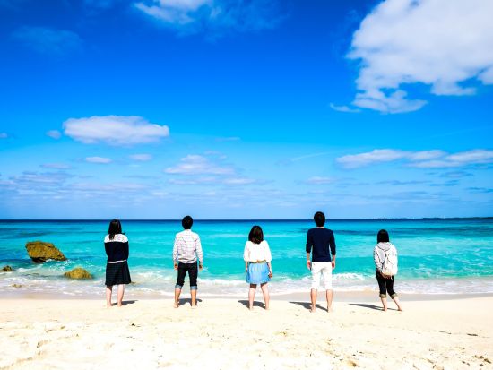 私服プロカメラビーチ撮影プラン 地元出身スタッフが穴場スポットをご紹介！お好きな場所でプロカメラマンが記念撮影するコース＜2時間～3時間／ドローン撮影／宮古島＞