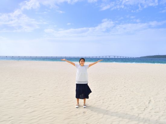 私服プロカメラビーチ撮影プラン 地元出身スタッフが穴場スポットをご紹介！お好きな場所でプロカメラマンが記念撮影するコース＜2時間～3時間／ドローン撮影／宮古島＞