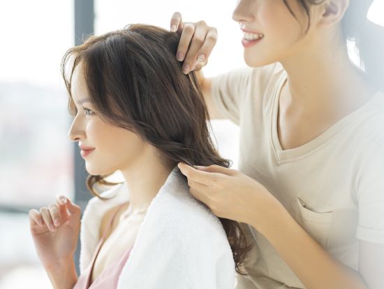 私服プロカメラビーチ撮影プラン 地元出身スタッフが穴場スポットをご紹介！お好きな場所でプロカメラマンが記念撮影するコース＜2時間～3時間／ドローン撮影／宮古島＞