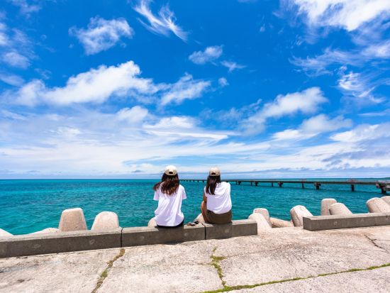 私服プロカメラビーチ撮影プラン 地元出身スタッフが穴場スポットをご紹介！お好きな場所でプロカメラマンが記念撮影するコース＜2時間～3時間／ドローン撮影／宮古島＞