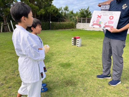瓦割り体験 空手発祥の地である沖縄で瓦割りに挑戦 オリジナルの瓦割り認定書をプレゼント！＜6歳～／午前or午後／豊見城＞