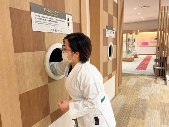 瓦割り体験 空手発祥の地である沖縄で瓦割りに挑戦 オリジナルの瓦割り認定書をプレゼント！＜6歳～／午前or午後／豊見城＞