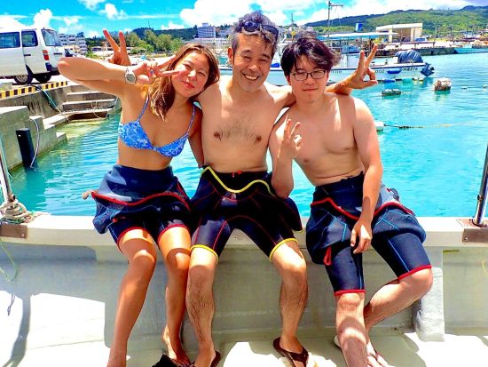 ジンベイザメ体験ダイビング ライセンスなしでOK！乗船料込◎ジンベイザメと一緒に泳げる感動体験＜読谷村発＞