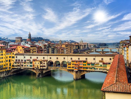 Florence_Arno_Ponte_Vecchio_shutterstock_496039660