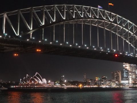 【ナイトツアー】シドニーの人気パブでディナー＋夜景鑑賞！現地日本語ガイドがおすすめスポットへご案内！＜日本語ガイド／記念写真データ付き＞