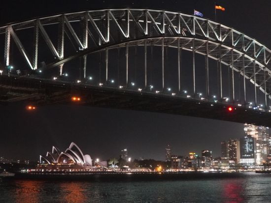 【ナイトツアー】シドニーの人気パブでディナー＋夜景鑑賞！現地日本語ガイドがおすすめスポットへご案内！＜日本語ガイド／記念写真データ付き＞