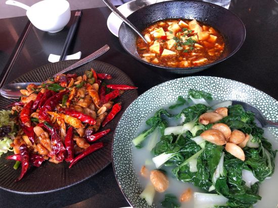 ビクトリアピークからの100万ドルの夜景観賞ツアー　四川料理のディナー付きプランあり＜日本語ガイド／トラム乗車券付き＞