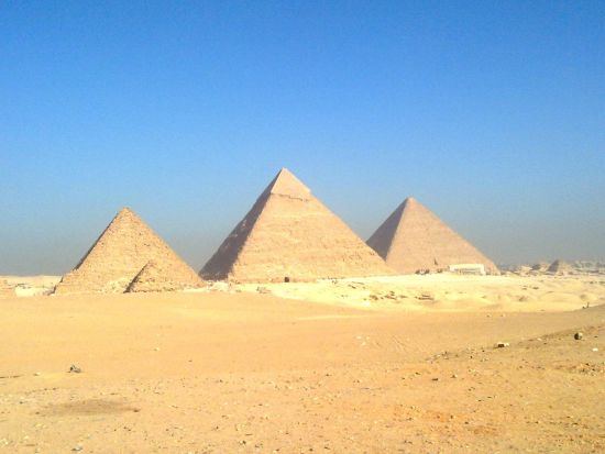  【貸切】古代エジプトのピラミッドの変遷をたどる！ピラミッドめぐりツアー＜終日／日本語／送迎付／カイロ発＞