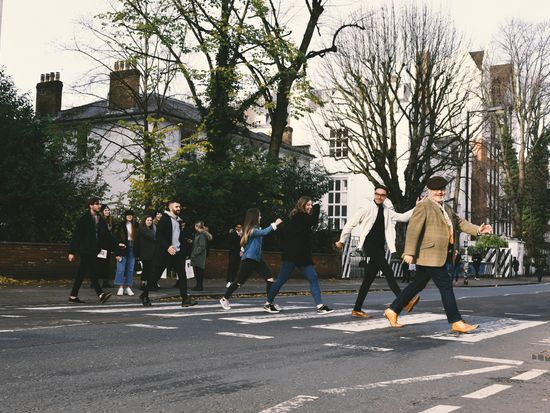 smallcarBIGCITY-Classic-Mini-Cooper-hire-Car-tours-of-London-Beetles-Rock-Roll-Tour-Crossing-the-Road