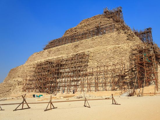 Sakkara_Pyramid_of_Djoser_shutterstock_100102472
