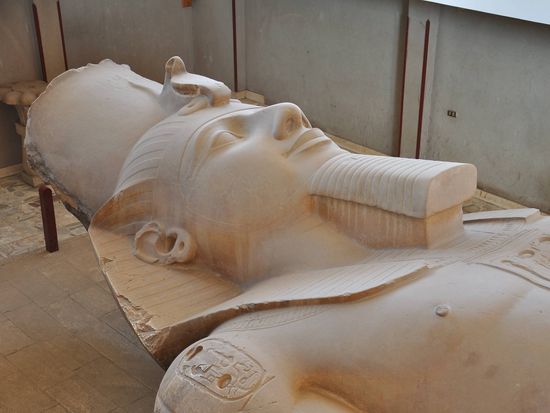 Egypt_Memphis_Ramsis_II_Statue_shutterstock_78421003