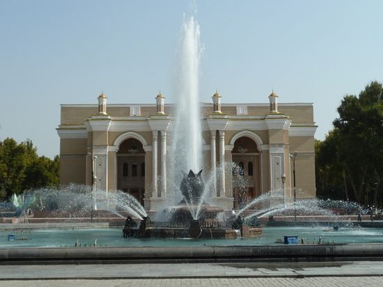 ナヴォイ劇場外観