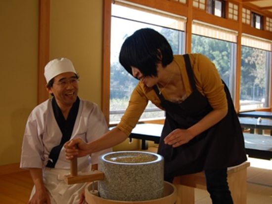 そば打ち体験 石臼挽きから始める本格的なそば打ち お食事のアップグレードオプションあり＜2時間／観音亭／伊東＞