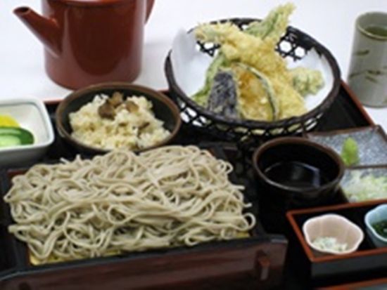 そば打ち体験 石臼挽きから始める本格的なそば打ち お食事のアップグレードオプションあり＜2時間／観音亭／伊東＞