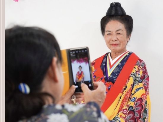琉装着付け体験 伝統衣装の琉装を着て記念撮影！沖縄旅行の思い出にぴったりなプラン＜1時間半～2時間半／宮古島＞