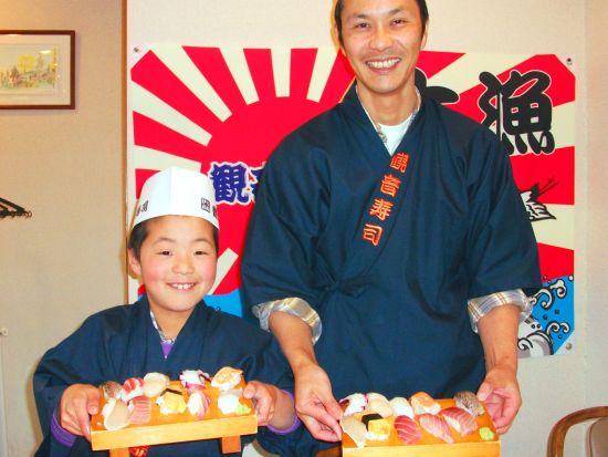 にぎり寿司体験 伊豆の新鮮な魚を使用！作務衣と職人帽で気分は寿司職人＜1.5時間／あかざわ／伊東＞