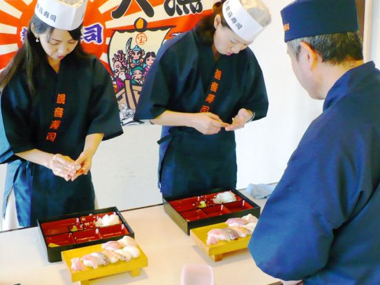 にぎり寿司体験 伊豆の新鮮な魚を使用！作務衣と職人帽で気分は寿司職人＜1.5時間／あかざわ／伊東＞