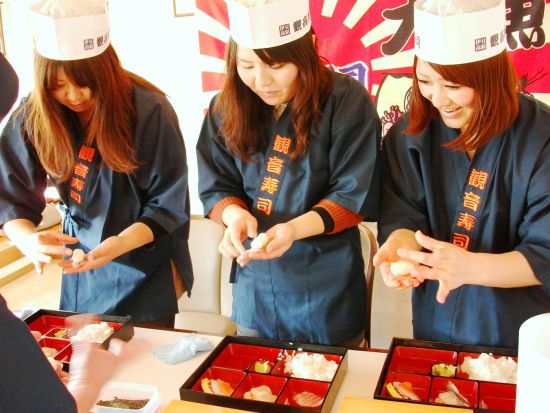 にぎり寿司体験 伊豆の新鮮な魚を使用！作務衣と職人帽で気分は寿司職人＜1.5時間／あかざわ／伊東＞