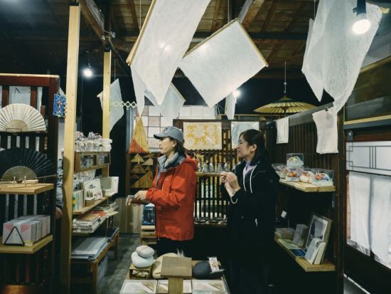 柳瀬良三製紙所の和紙漉き職人体験 　実際の作業場を見学し、伝統的な和紙漉きの技術を現役の職人から教わる体験プラン＜2時間／越前市＞