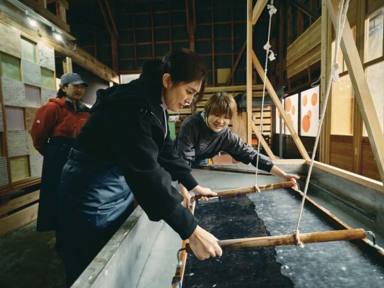 柳瀬良三製紙所の和紙漉き職人体験 　実際の作業場を見学し、伝統的な和紙漉きの技術を現役の職人から教わる体験プラン＜2時間／越前市＞