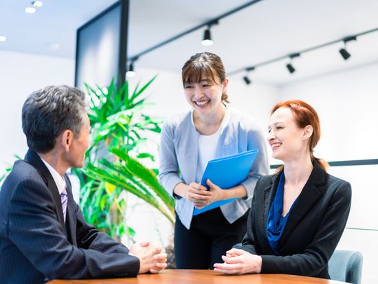 Generic_business_interpreter_pixta_87877647_M