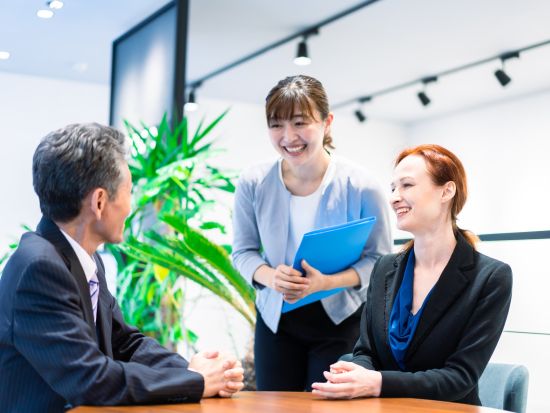 【通訳またはアシスタント手配】展示会・商談会アテンドサービス　イタリア語通訳＜3・7時間＞by MAX HARVEST