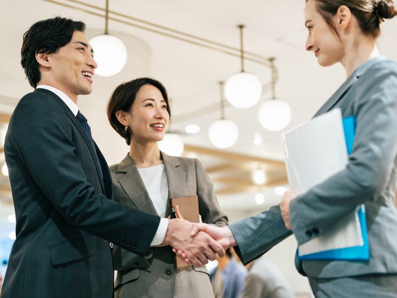 Generic_business_interpreter_pixta_55465673_M